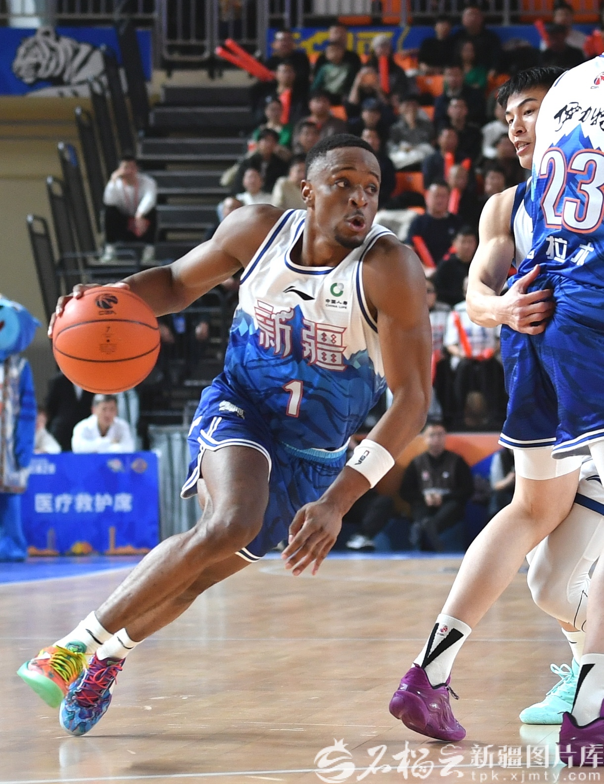 包含新疆男篮再度失利，排名急剧下滑的词条